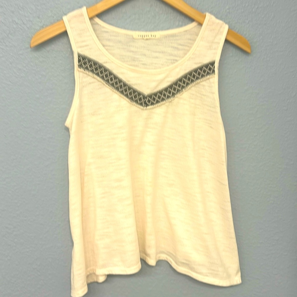 Casual sleeveless top with embroidered decorations by Copper Key
